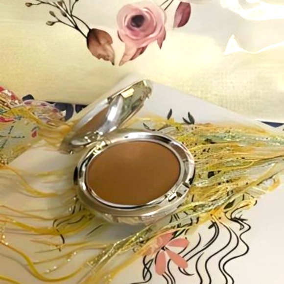 "Elevate Your Beauty: Ruby+Cash Makeup Pouch & TIGI Powder Foundation Duo" 💄✨ - Picture 2 of 10